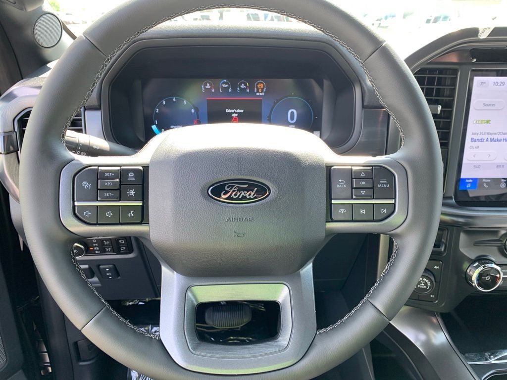 Ford F-150 Vehicle Full-screen Gallery Image 11