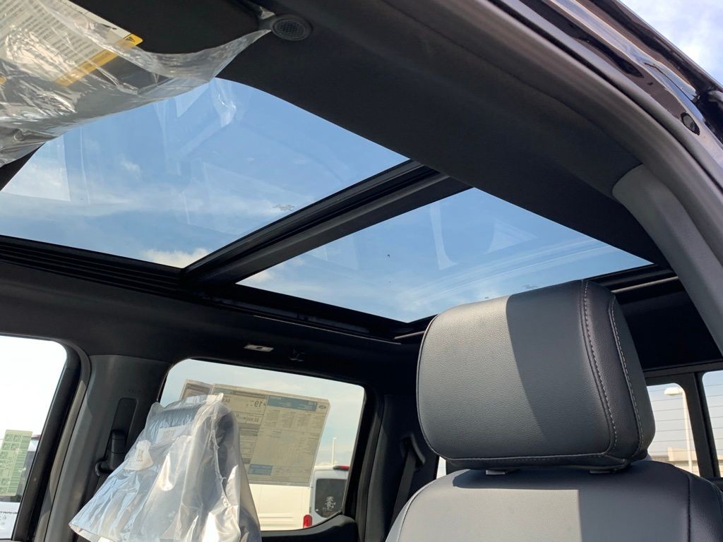 Ford F-150 Vehicle Full-screen Gallery Image 15