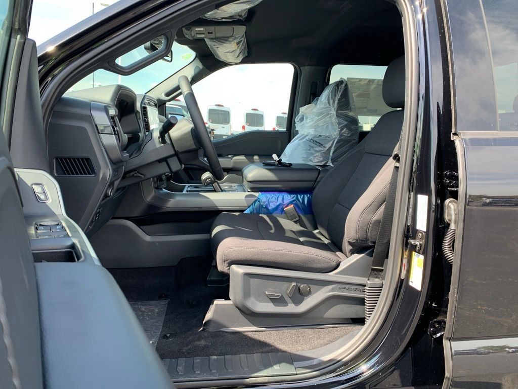 Ford F-150 Vehicle Full-screen Gallery Image 4