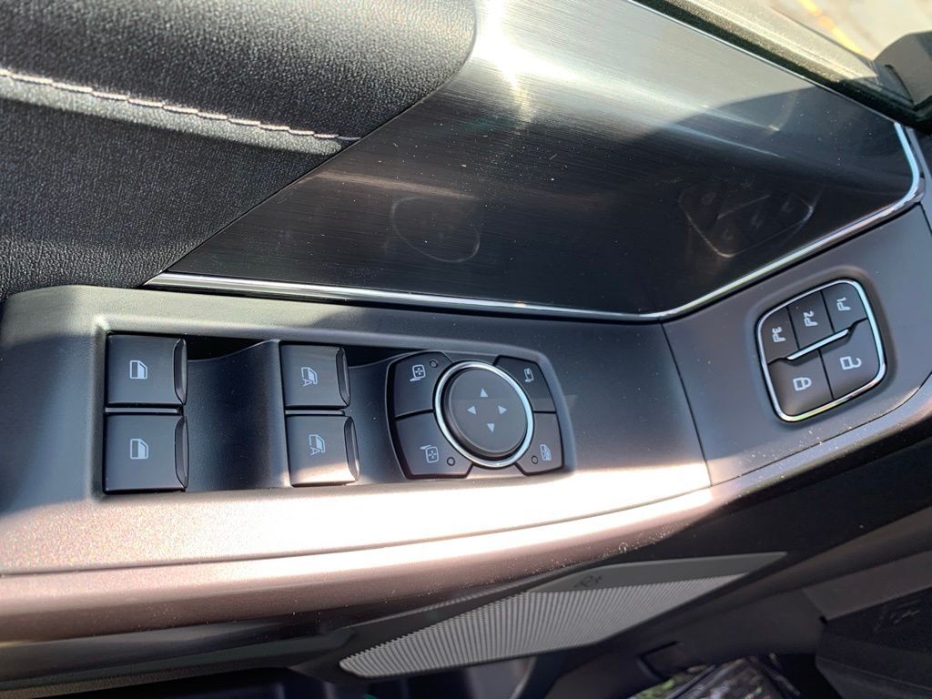 Ford F-150 Vehicle Full-screen Gallery Image 10