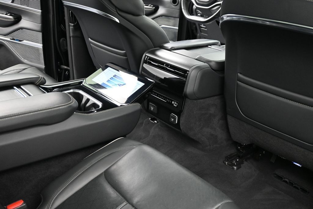 Jeep Grand Wagoneer Vehicle Full-screen Gallery Image 10