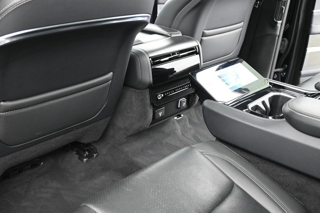 Jeep Grand Wagoneer Vehicle Full-screen Gallery Image 12