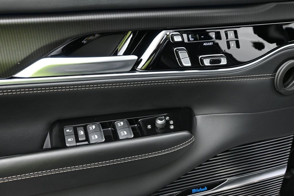 Jeep Grand Wagoneer Vehicle Full-screen Gallery Image 13