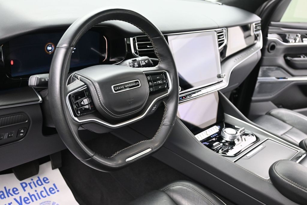 Jeep Grand Wagoneer Vehicle Full-screen Gallery Image 18