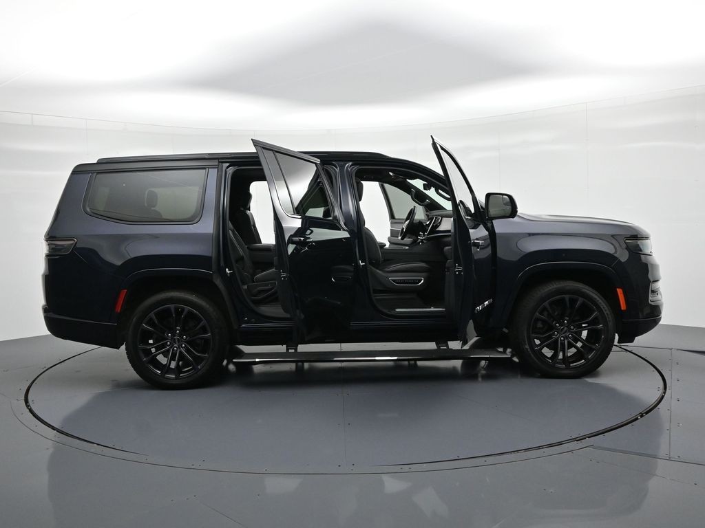 Jeep Grand Wagoneer Vehicle Full-screen Gallery Image 27