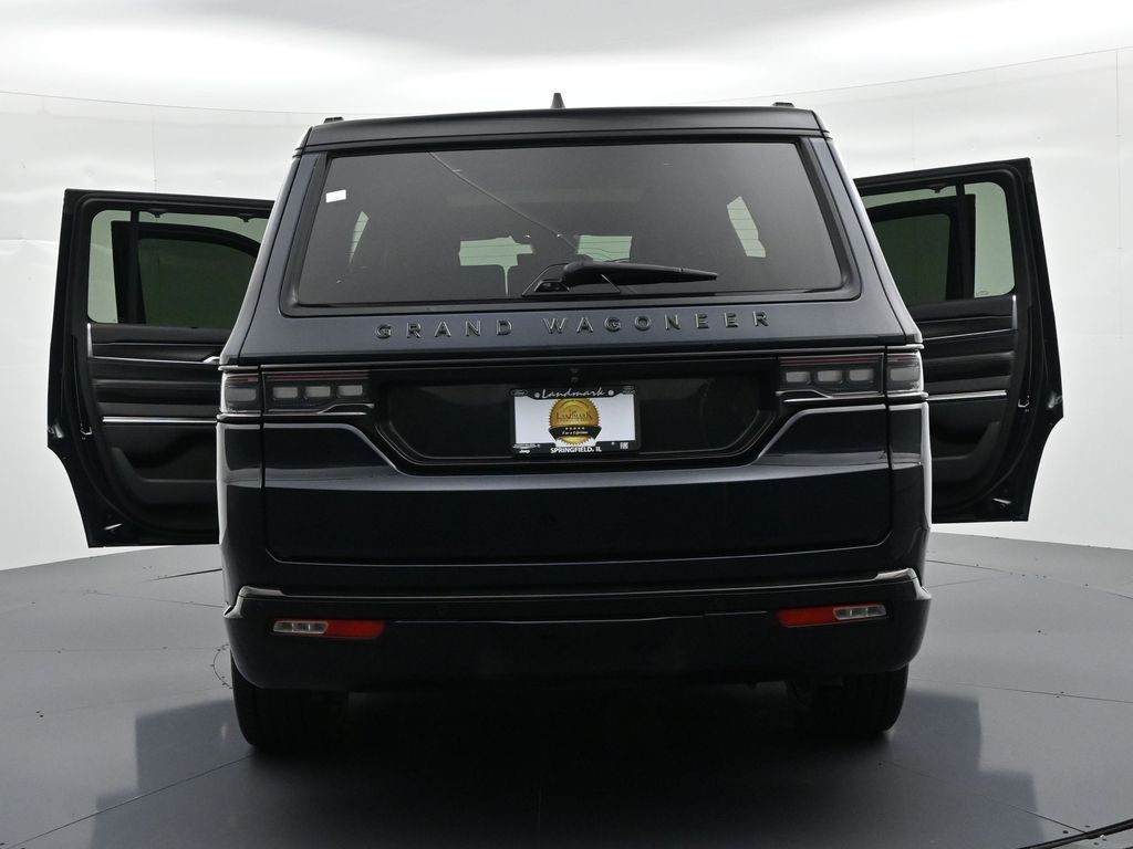 Jeep Grand Wagoneer Vehicle Full-screen Gallery Image 30