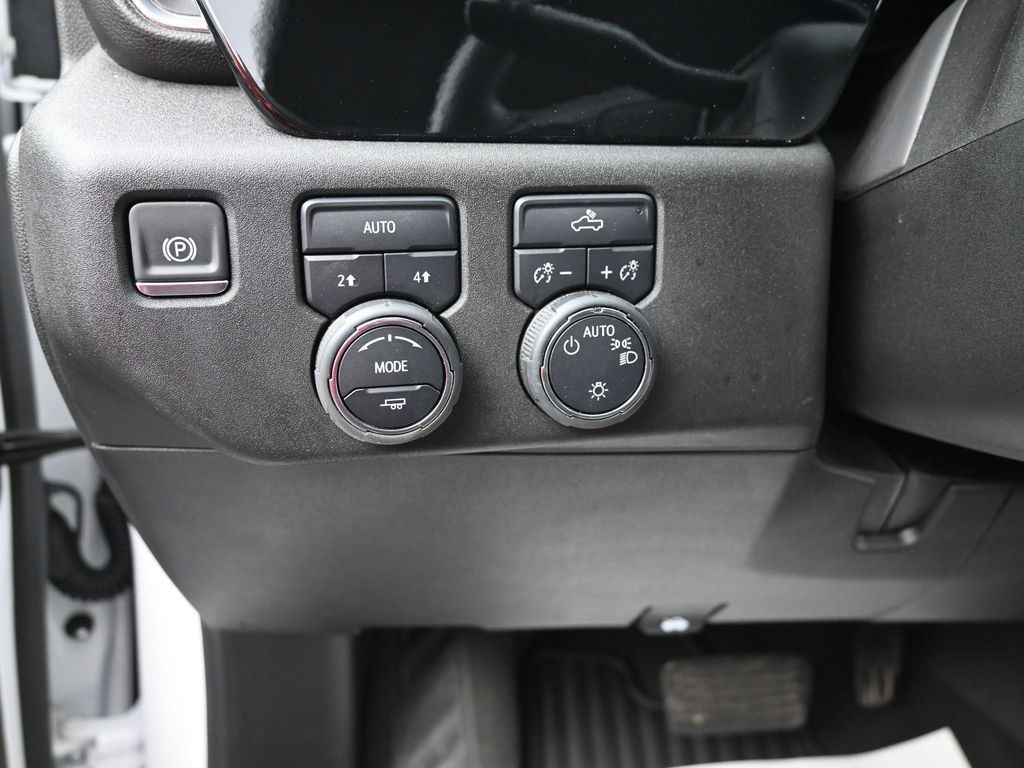 Chevrolet Silverado 1500 Vehicle Full-screen Gallery Image 11