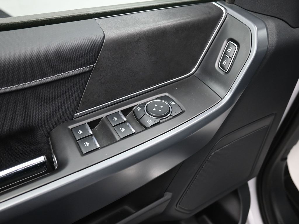 Ford F-150 Vehicle Full-screen Gallery Image 12