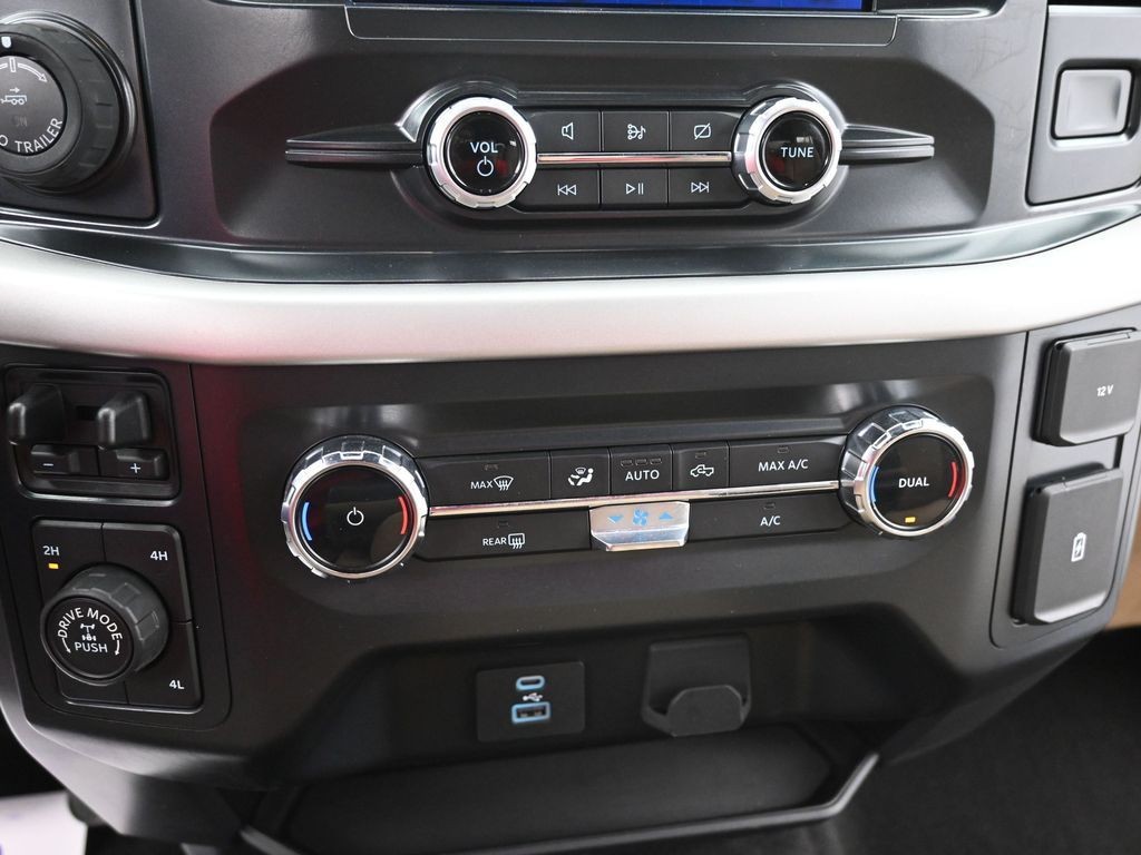 Ford F-150 Vehicle Full-screen Gallery Image 13