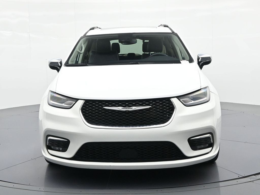 Chrysler Pacifica Vehicle Full-screen Gallery Image 3