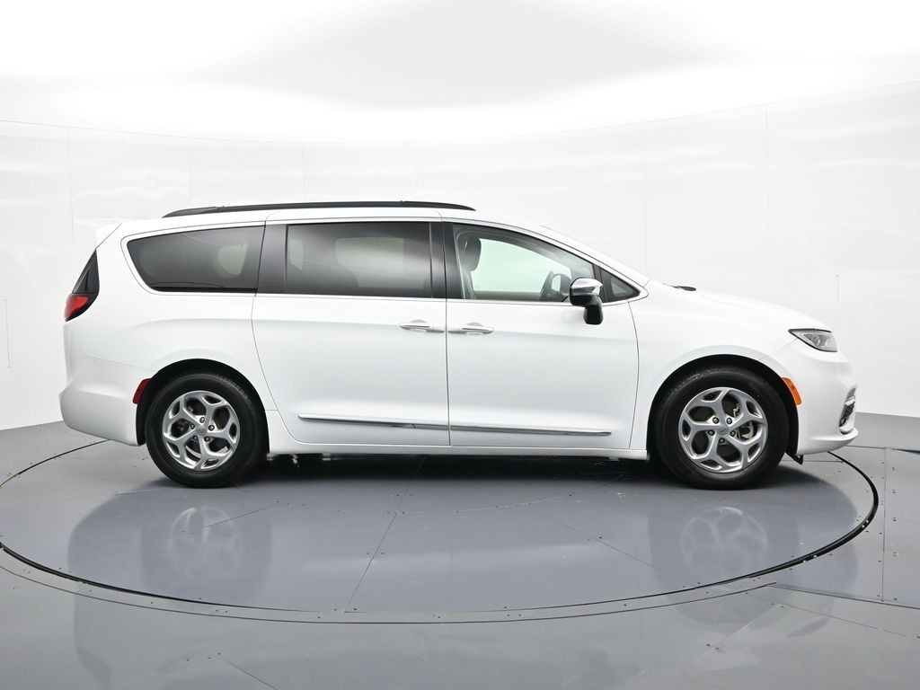 Chrysler Pacifica Vehicle Full-screen Gallery Image 5