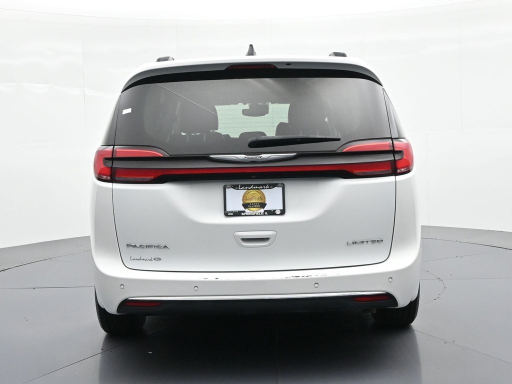 Chrysler Pacifica Vehicle Full-screen Gallery Image 7