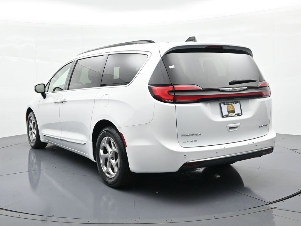 Chrysler Pacifica Vehicle Full-screen Gallery Image 8