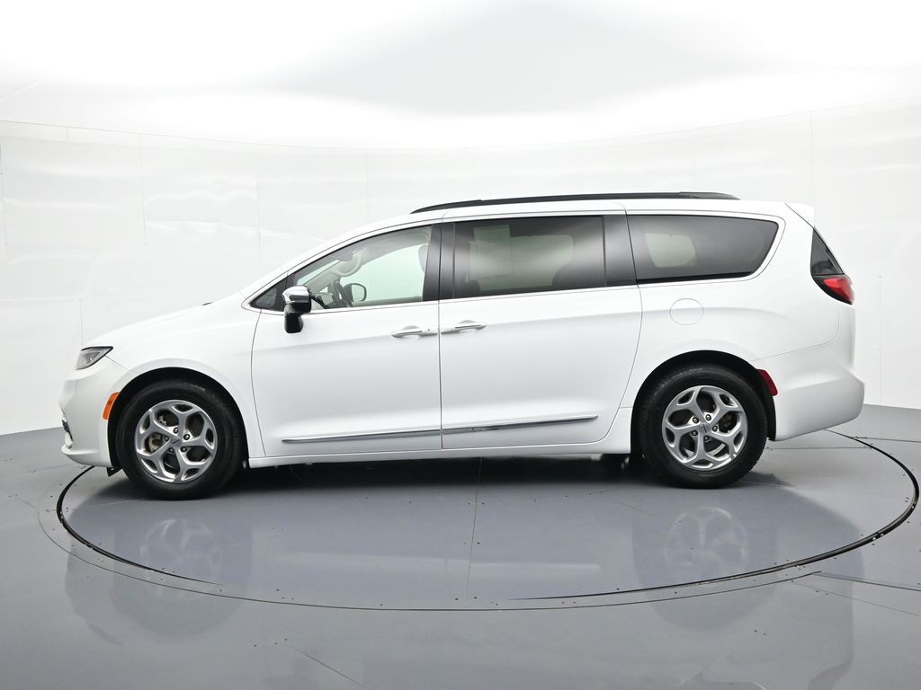 Chrysler Pacifica Vehicle Full-screen Gallery Image 9