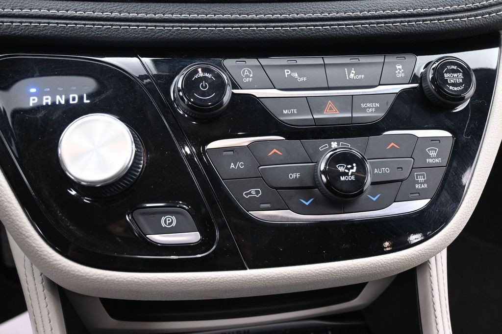 Chrysler Pacifica Vehicle Full-screen Gallery Image 11