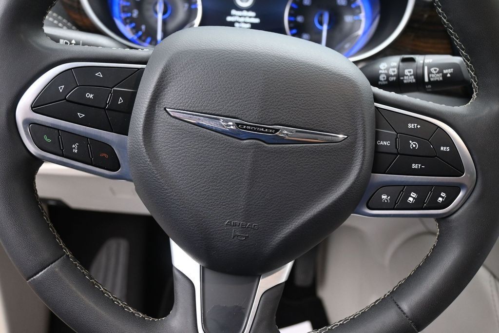 Chrysler Pacifica Vehicle Full-screen Gallery Image 12