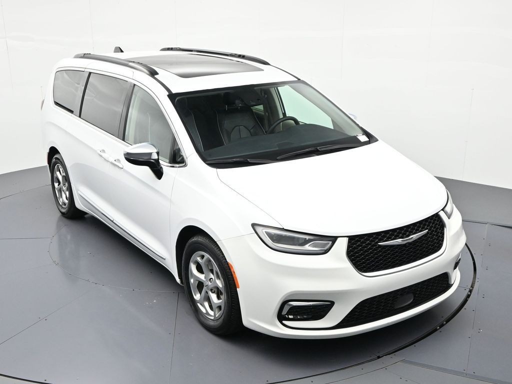 Chrysler Pacifica Vehicle Full-screen Gallery Image 14