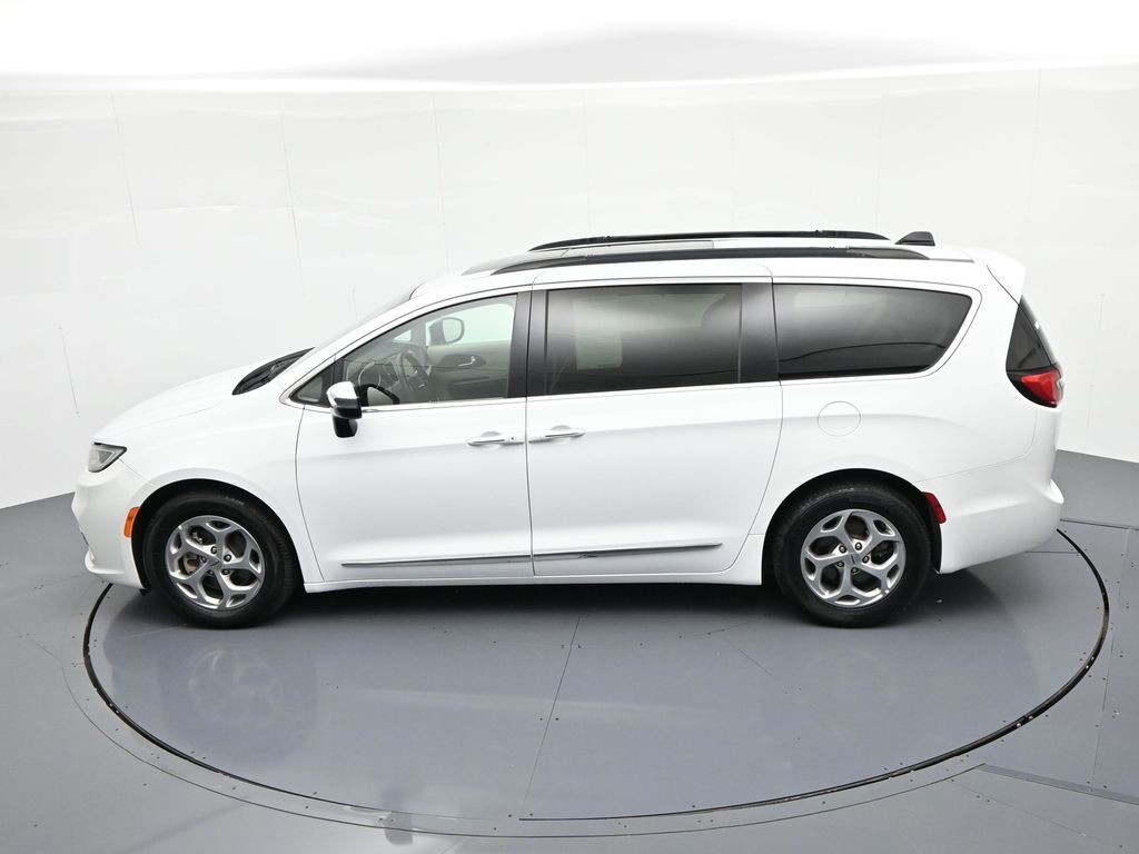 Chrysler Pacifica Vehicle Full-screen Gallery Image 17