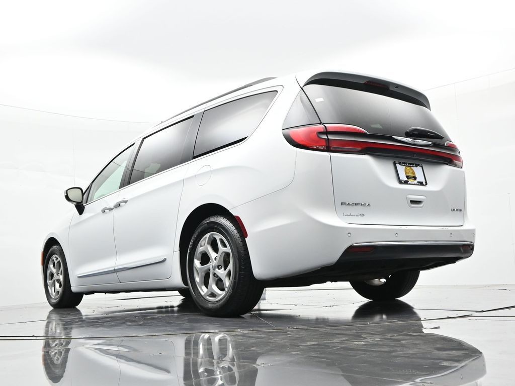 Chrysler Pacifica Vehicle Full-screen Gallery Image 18