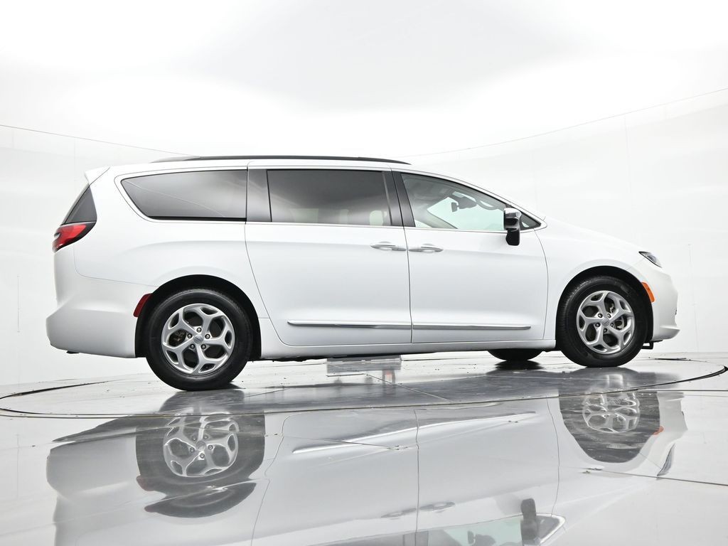 Chrysler Pacifica Vehicle Full-screen Gallery Image 21