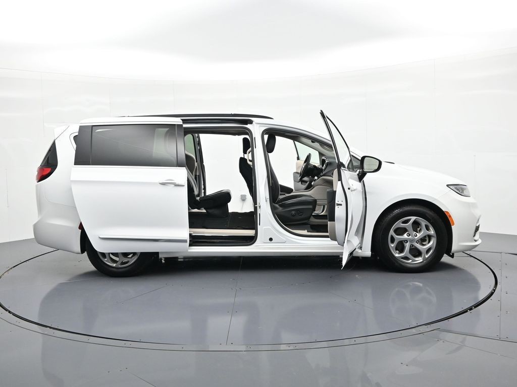 Chrysler Pacifica Vehicle Full-screen Gallery Image 22
