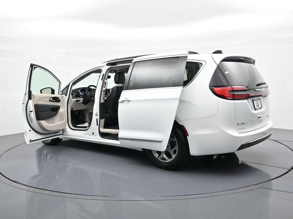 Chrysler Pacifica Vehicle Full-screen Gallery Image 23