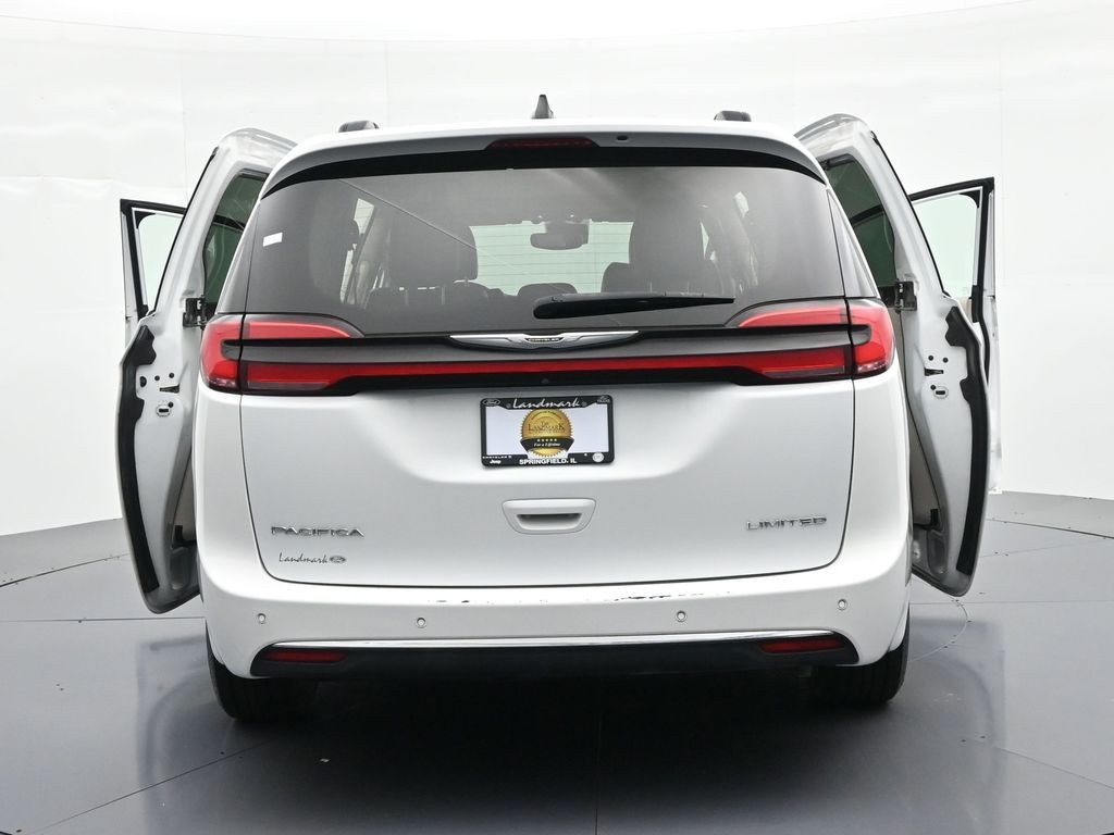 Chrysler Pacifica Vehicle Full-screen Gallery Image 25
