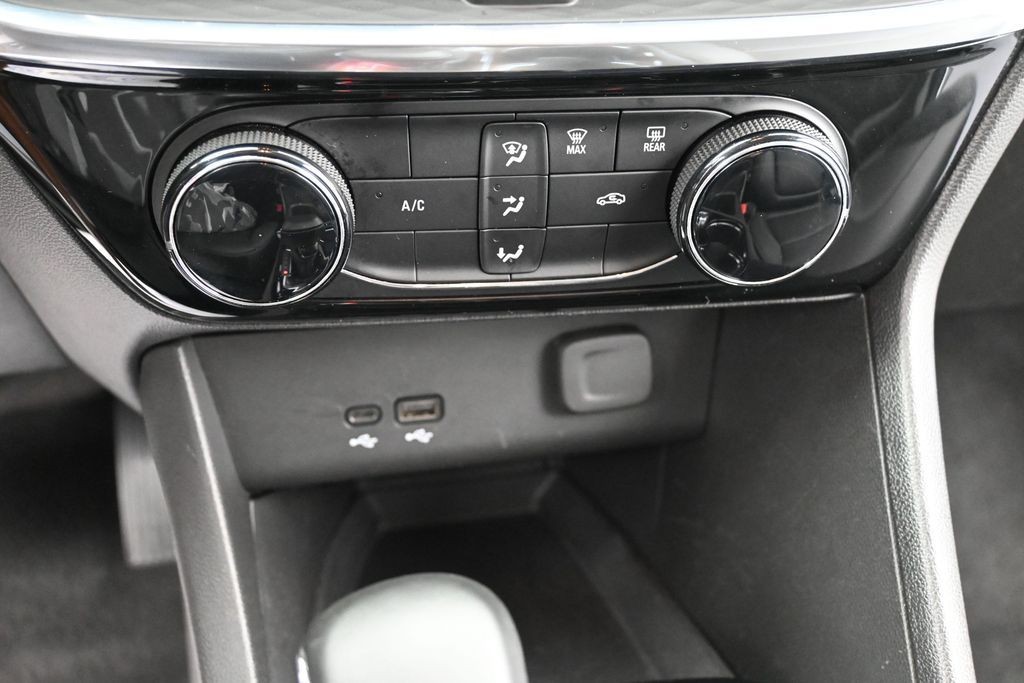 Buick Encore GX Vehicle Full-screen Gallery Image 11