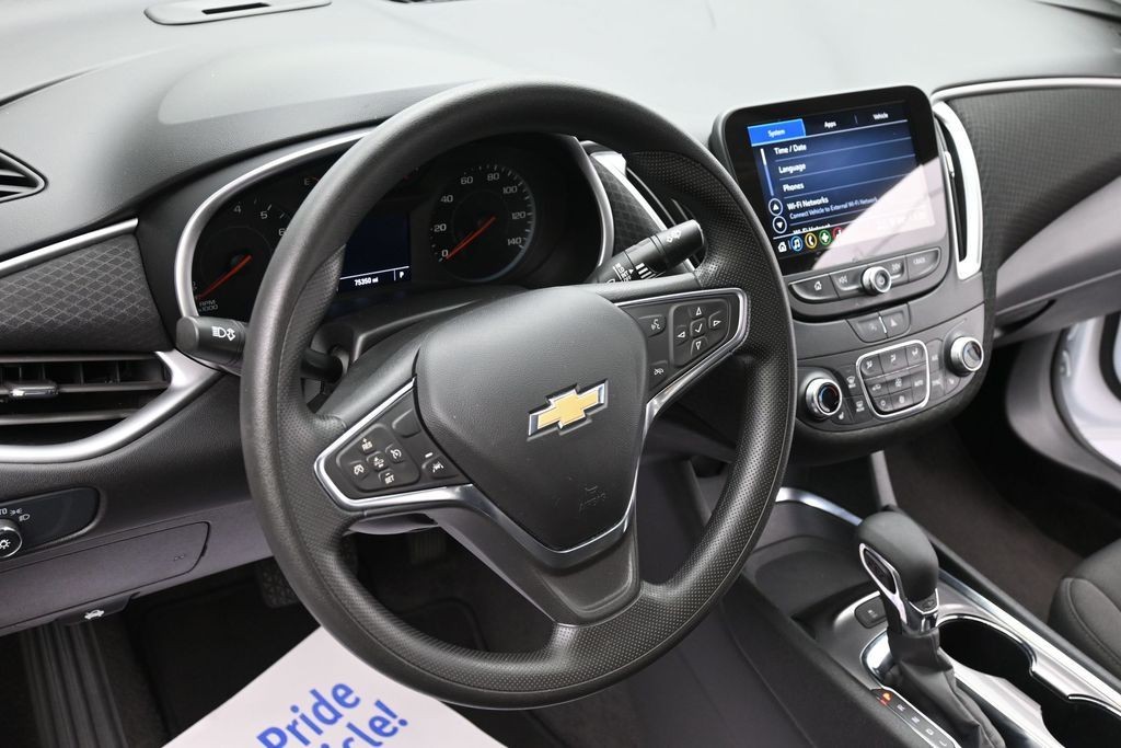 Chevrolet Malibu Vehicle Full-screen Gallery Image 13
