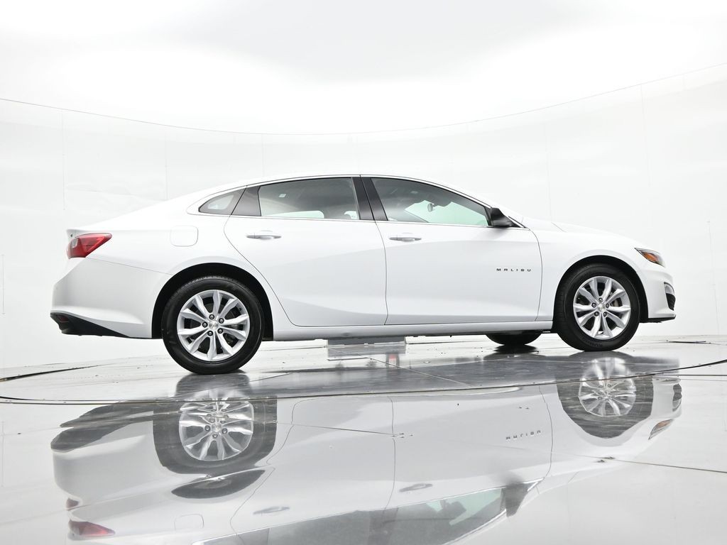 Chevrolet Malibu Vehicle Full-screen Gallery Image 21