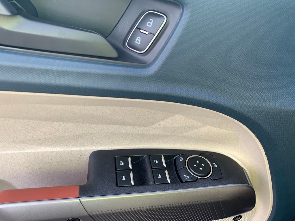 Ford Maverick Vehicle Full-screen Gallery Image 10