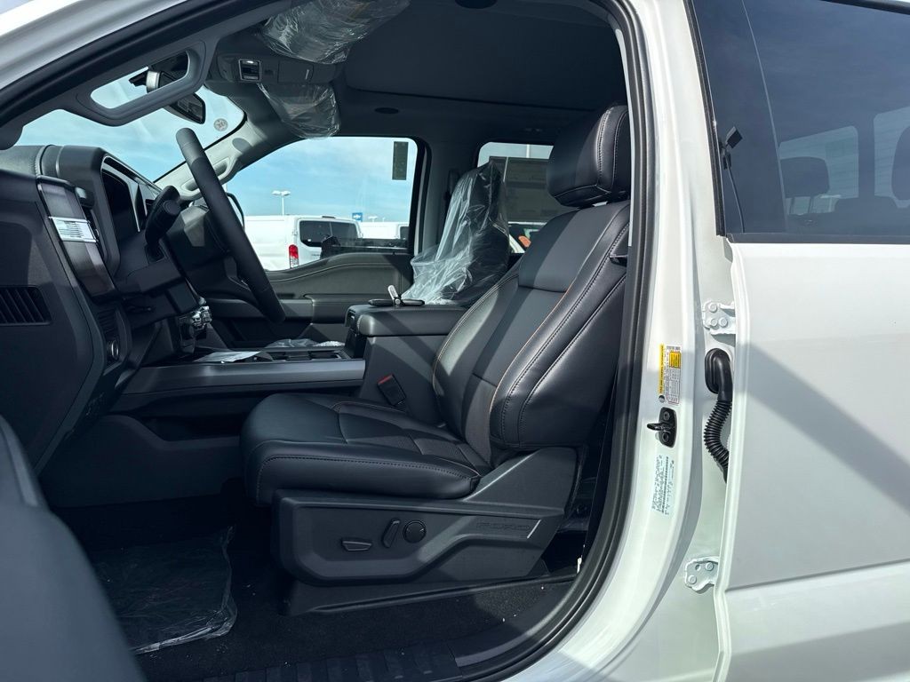Ford F-250SD Vehicle Full-screen Gallery Image 2