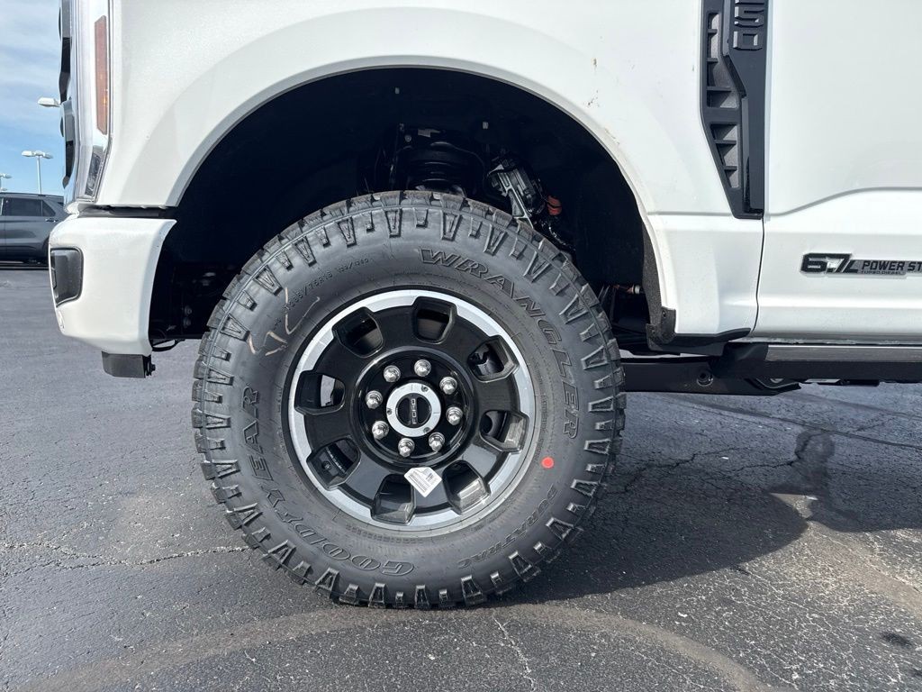 Ford F-250SD Vehicle Full-screen Gallery Image 3