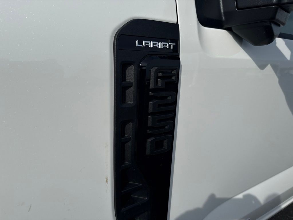 Ford F-250SD Vehicle Full-screen Gallery Image 9