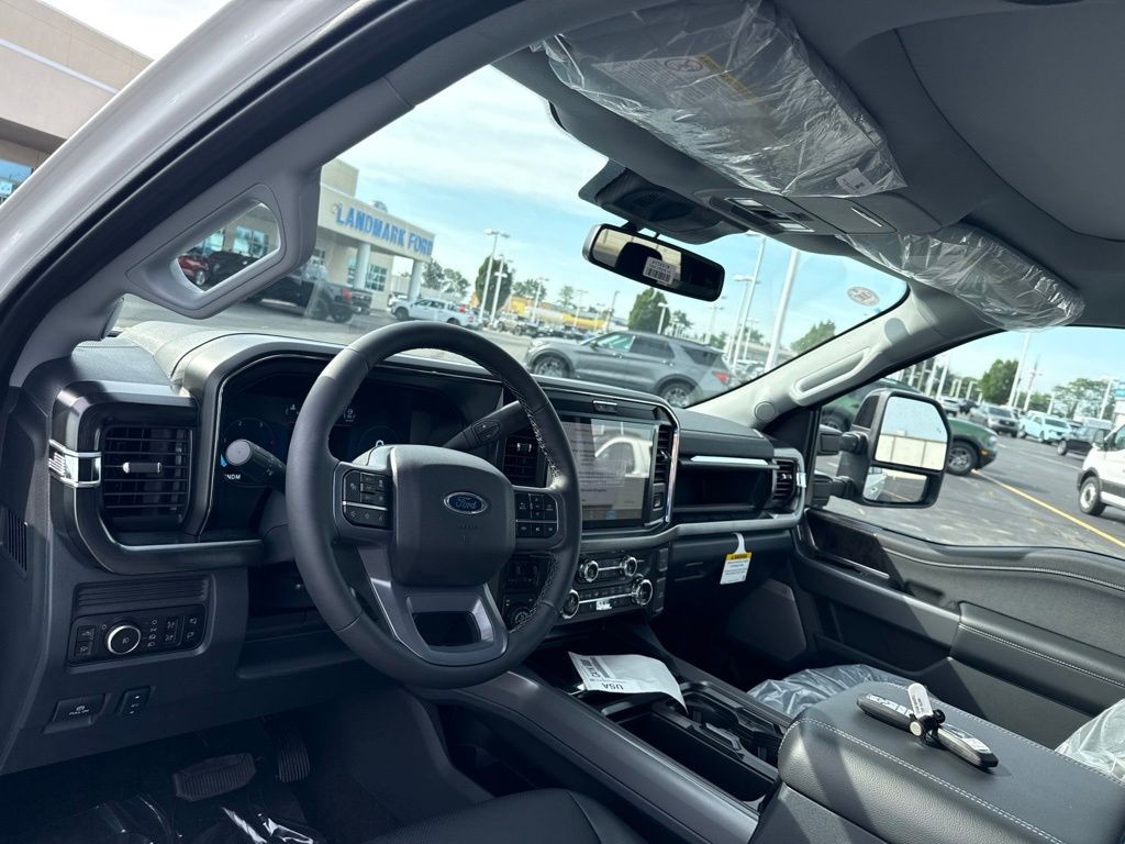 Ford F-250SD Vehicle Full-screen Gallery Image 12