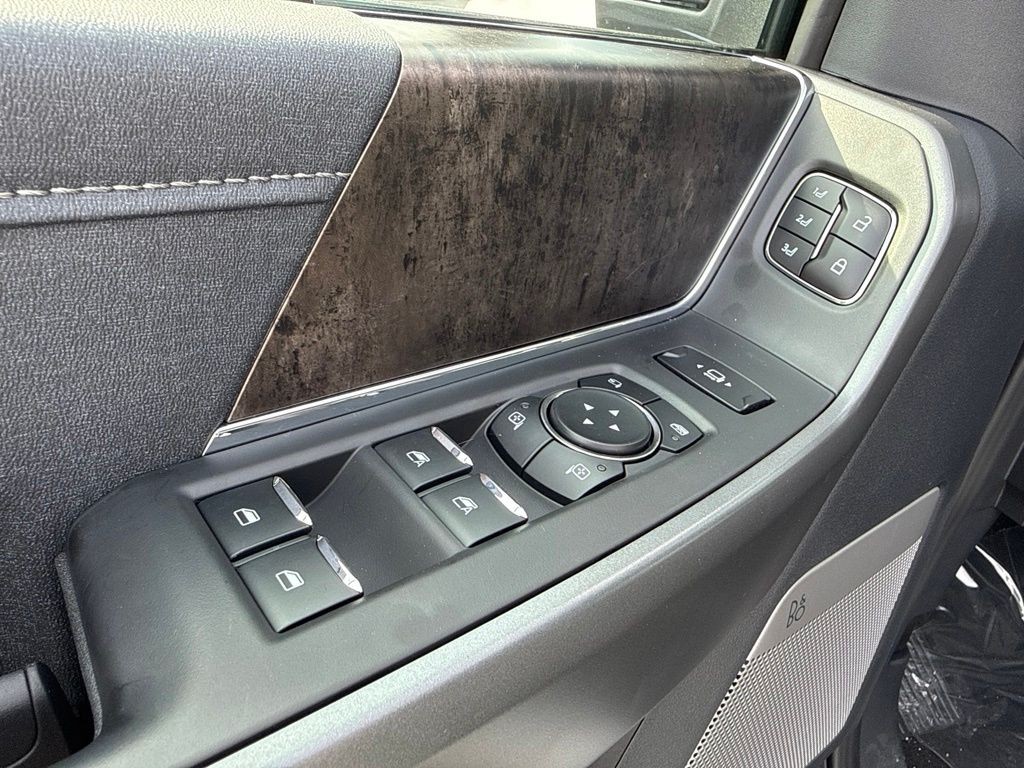Ford F-250SD Vehicle Full-screen Gallery Image 13