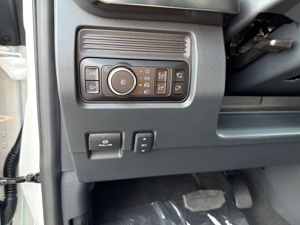 Ford F-250SD Vehicle Full-screen Gallery Image 15