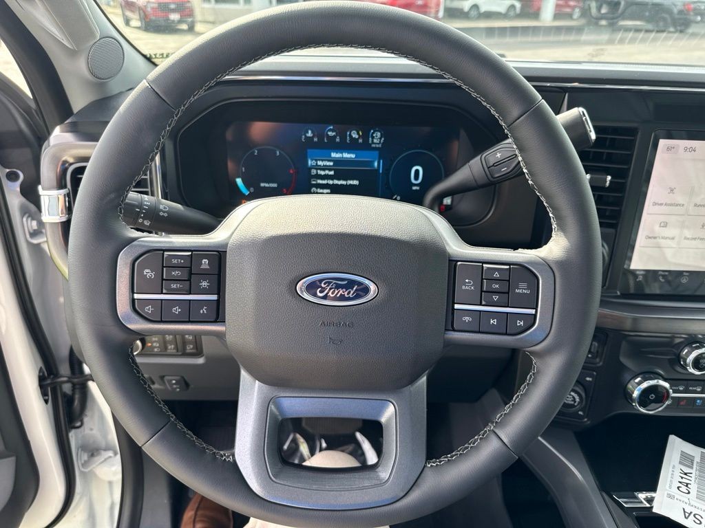 Ford F-250SD Vehicle Full-screen Gallery Image 18
