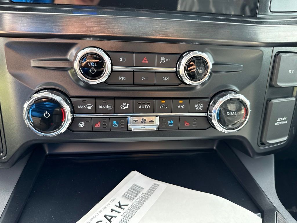 Ford F-250SD Vehicle Full-screen Gallery Image 23