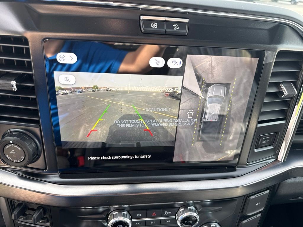 Ford F-250SD Vehicle Full-screen Gallery Image 25