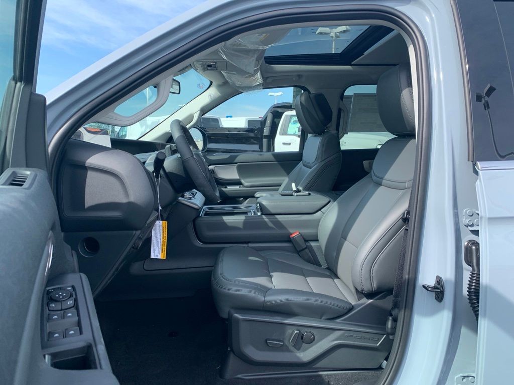 Ford Expedition Vehicle Full-screen Gallery Image 2