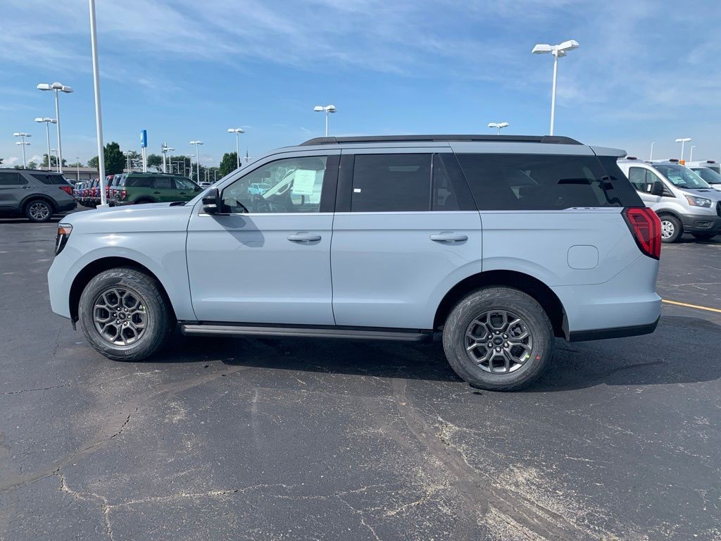 Ford Expedition Vehicle Full-screen Gallery Image 3