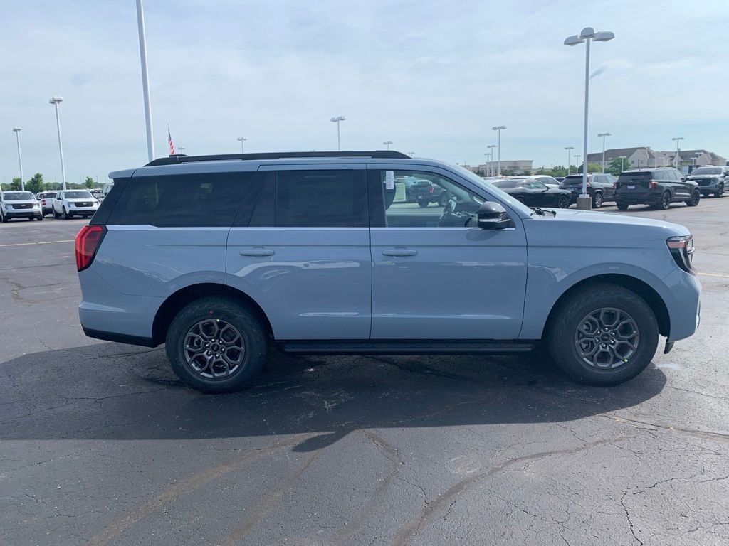 Ford Expedition Vehicle Full-screen Gallery Image 5