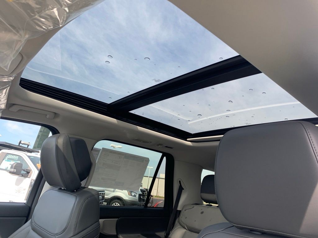Ford Expedition Vehicle Full-screen Gallery Image 11