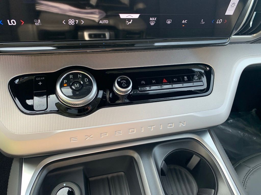 Ford Expedition Vehicle Full-screen Gallery Image 14