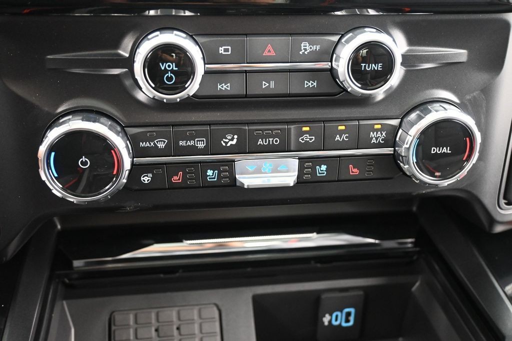 Ford F-250SD Vehicle Full-screen Gallery Image 14