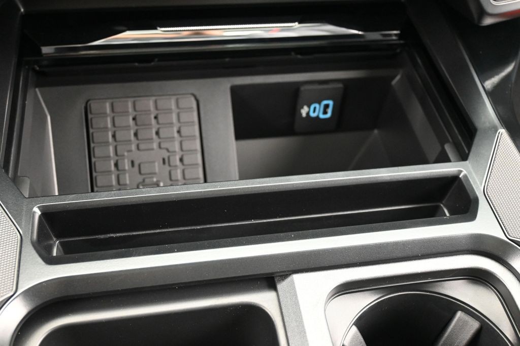 Ford F-250SD Vehicle Full-screen Gallery Image 15