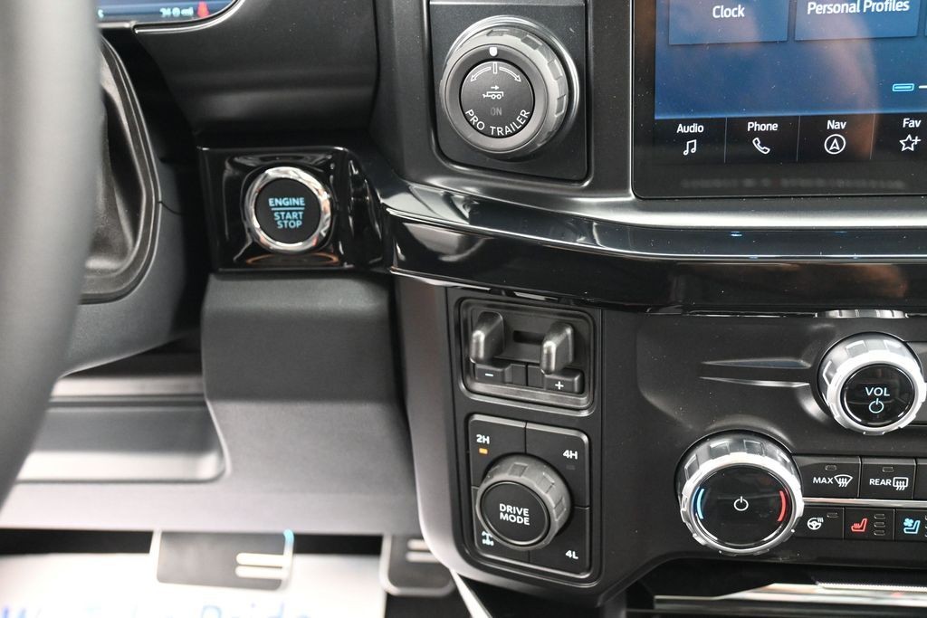 Ford F-250SD Vehicle Full-screen Gallery Image 16