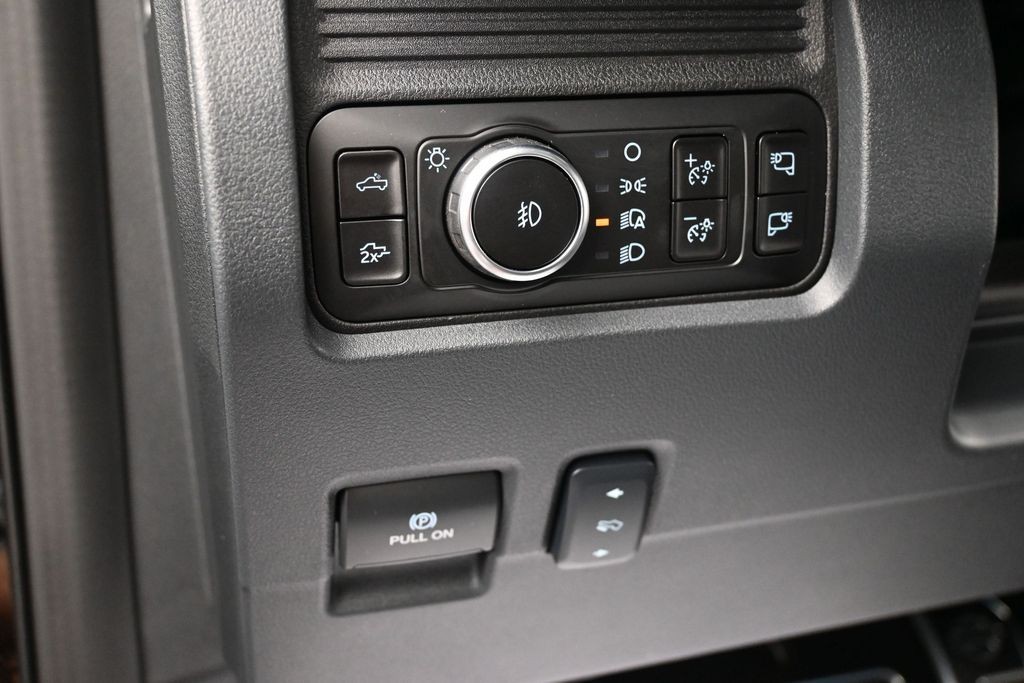 Ford F-250SD Vehicle Full-screen Gallery Image 18