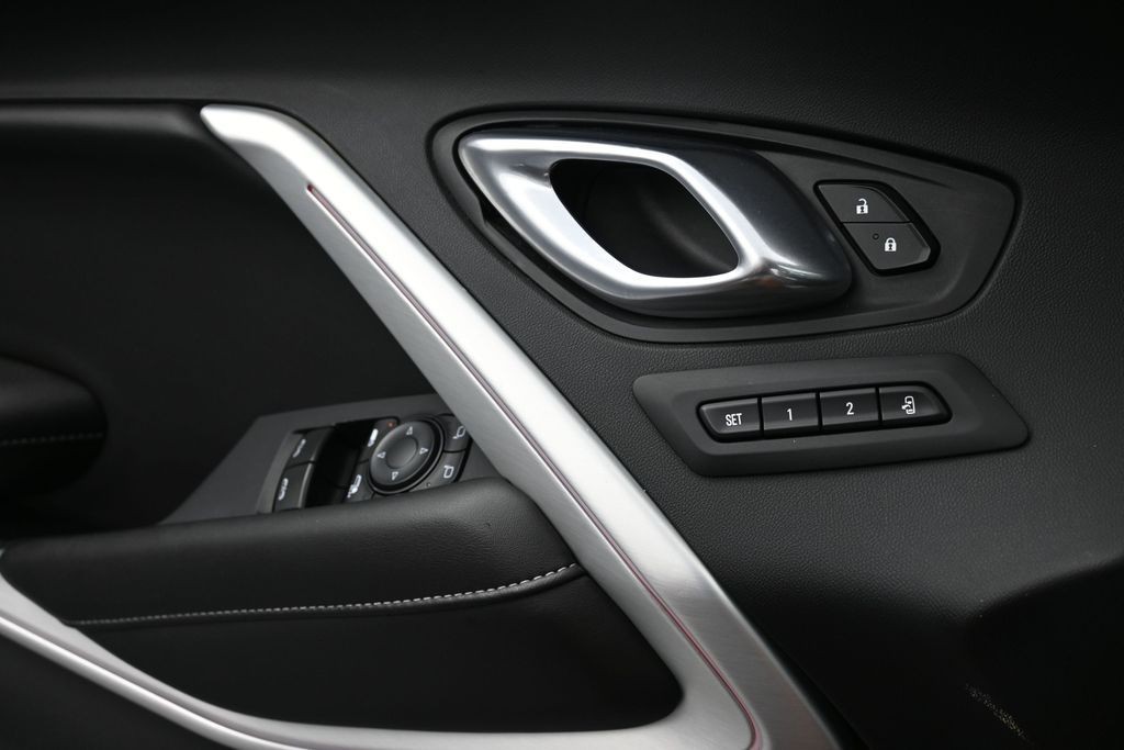 Chevrolet Camaro Vehicle Full-screen Gallery Image 15